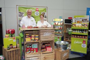 <strong>EDEN </strong><br />
<em>My Veggie Paradise</em><br />
Eden My Veggie Paradise war nun zum zweiten Mal beim REGAL BRANCHENTREFF. Es war auch dieses Jahr ein tolles Erlebnis für uns. Es war schön bekannte und neue Gesichter zu sehen und das deutliche Interesse an unseren Produkten und der Marke zu spüren. Eden inspiriert mit seinem Trendsortiment für mehr Veggie-Momente im Alltag. Denn bei Eden gibt es mit To Go-Snacks, Veggie Wurst, Mini-Mahlzeiten und easy Kochsets genau das Richtige für Jeden.