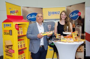 <strong>BAHLSEN</strong><br />
Wir freuten uns den Besuchern des REGAL BRANCHENTREFFS unsere Neuigkeiten 2019 vorzustellen. Knackige Leibniz Haferkekse und die neuen PiCK UP! Triple Choc fanden großen Zuspruch. Das absolute Highlight war jedoch Bahlsen Ohne Gleichen mit Baileys, welche erstmals ab September im Handel sein werden.