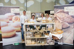 <strong>KUCHEN-PETER</strong><br />
Der größte Krapfen-Bäcker Österreichs versüßte mit seinem mehrfach ausgezeichneten Marillen-Meisterkrapfen den Besuchern den Messetag.<br />
Verkostet wurden auch die prämierten Meisterwerke Krustenbrot und Oliven-Feta-Wurzel. Letztere wurde erstmalig auch als Mini-Version „Olivia“ vorgestellt. Sie teilte sich den Brotkorb mit den Mini-Varianten „Specki“ (Käse-Speck) und „Nussi“ (Walnuss-Tomate).