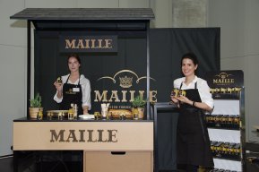 <strong>MAILLE</strong><br />
Seit März 2019 gehört Maille zum lokalen Markenportfolio von Unilever Österreich. Am Messestand beim REGAL BRANCHENTREFF hatte jeder Besucher die Möglichkeit die Produkte kennenzulernen und sich vom einzigartigen Geschmack des Maille-Senfs zu überzeugen. Der Stand war durchgehend gut besucht und das Interesse der Messebesucher an der Marke Maille war sehr groß.