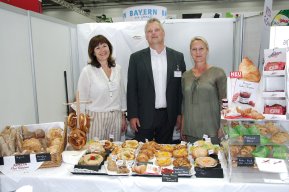 <strong>ARYZTA FOOD SOLUTIONS</strong><br />
Die Schweizer Gourmet-Bäckerei für Patisserie Spezialitäten präsentierte ein ausgewähltes Sortiment an Premium-Backwaren, vom handgemachten Bürli, und dem köstlichen Kartoffelbrot mit Clean-Label, über den exquisiten Haselnuss-Krokant-Plunder mit Mandelstücken, bis zur erfolgreichsten Neueinführung des letzten Jahres: Der neue glutenfreie Zitronen-Muffin mit Mohn. Es ist gelungen zahlreiche Interessenten zu begeistern, erste Treffen mit Entscheidungsträgern aus dem LEH wurden bereits vereinbart! Danke an Regal!