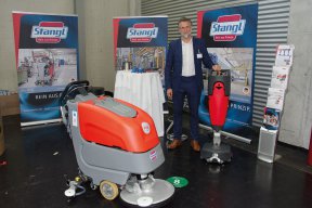 <strong>STANGL REINIGUNGSTECHNIK</strong><br />
Der Österreichische Reinigungstechnikspezialist Stangl präsentierte zwei kompakte Reinigungsmaschinen für die Unterhaltsreinigung. Stangl Reinigungstechnik deckt mit Kehrmaschinen, Gewerbe- und Industriesaugern, Winterdiensttechnik sowie Bodenreinigungsmaschinen das gesamte Spektrum der Reinigung ab. Für Stangl ist der BRANCHENTREFF eine sehr wichtige Plattform, um gute Kontakte zu pflegen.