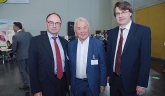 v.l.: GF Mag. Richard Franta (Wirtschaftskammer Österreich), KR Julius Kiennast (Kiennast) und REGAL-Chefredakteur Dr. Gregor Schuhmayer
