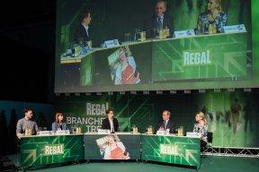 Podiumsdiskussion zum Thema Chancen von Marken mit Univ. Prof. Dr. Nils Wlömert (Mitte, WU Wien), Ja! Natürlich-GF Klaudia Atzmüller/Rewe (ganz re),  DI Joachim Wolf, Wolf Nudeln (2.v.re.) sowie Georg Strasser, Too Good to Go (ganz li) und Mag. Hanna Simons, WWF (2.v.li)