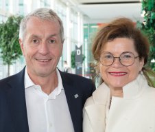 NÖM-Vorstand Mag. Alfred Berger mit Dr. Christina Holweg (WU)