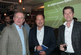 DI Joachim Wolf, GF Wolf Nudeln, sowie vom Regal Marketing Ing. Klaus Tesar und Robert Treitner (v.li)